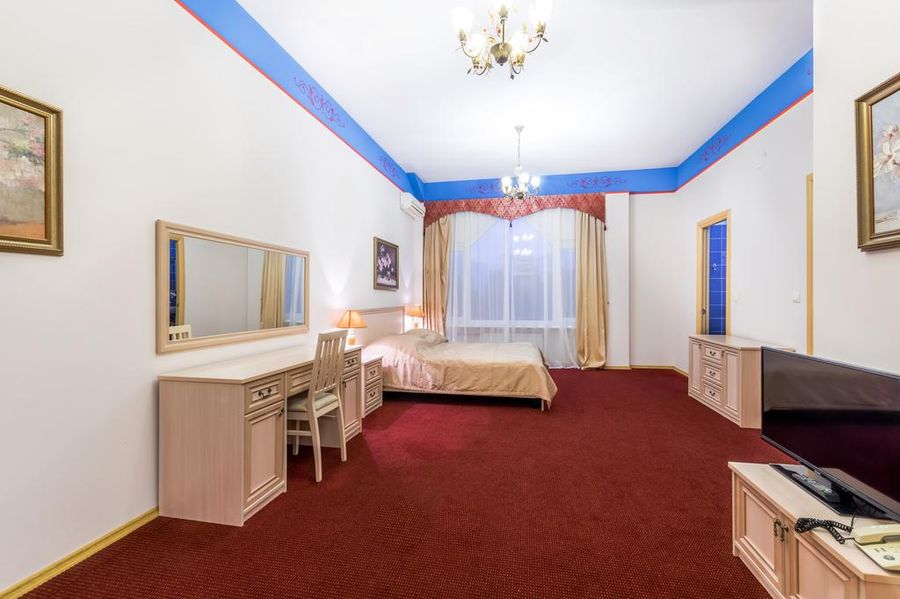 Спальня апартаментов с гардеробной и телевизором — фото 6