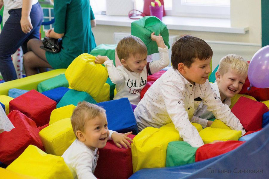Малыши на занятии в детской игровой комнате — фото 4