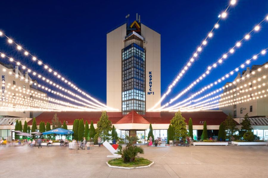 Главный корпус «АкваЛоо» с башней в вечерней подсветке — фото 3